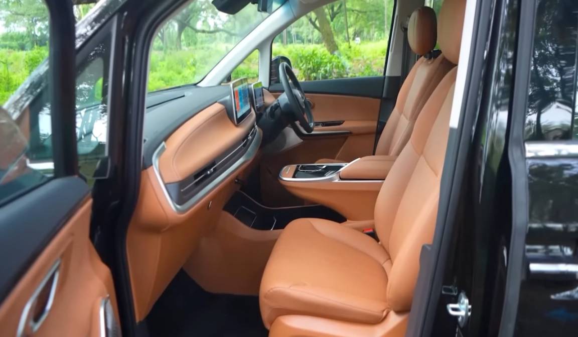 MG M9 Launch interior