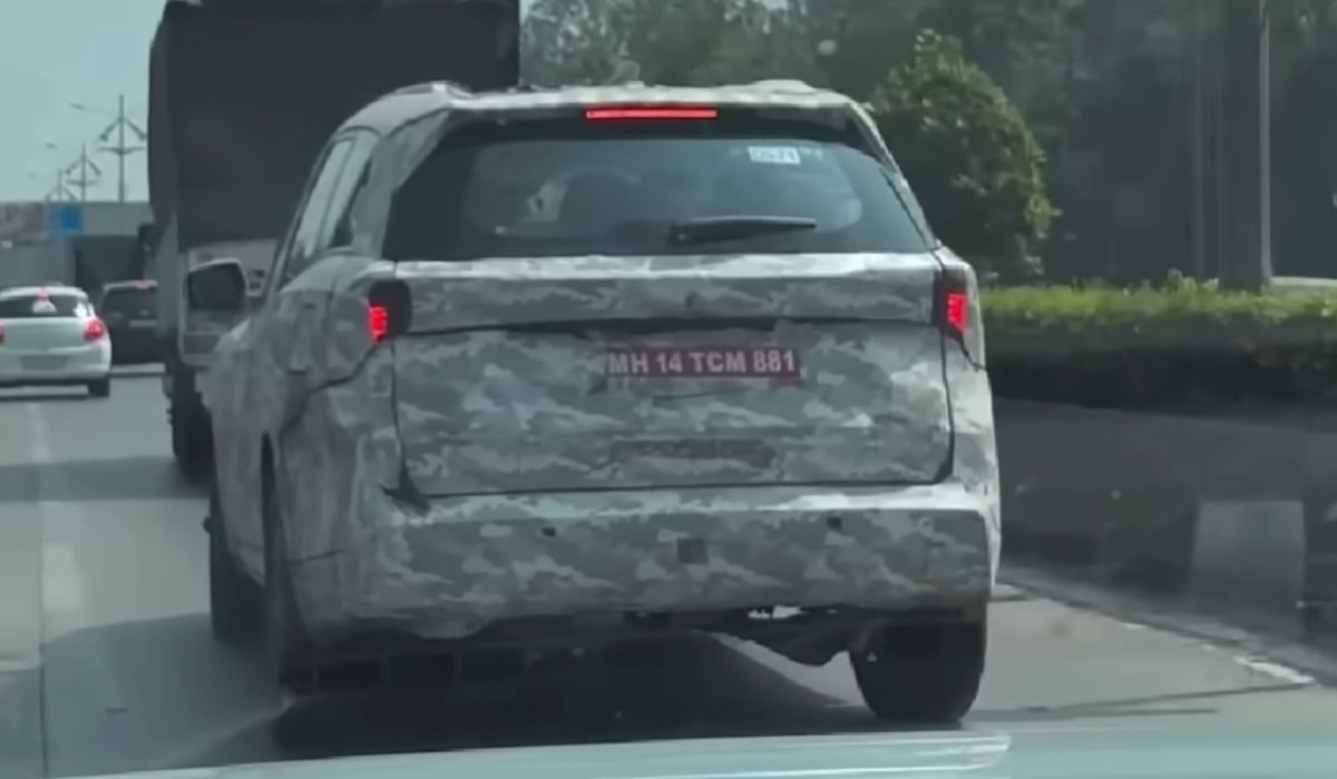 Mahindra XUV700 spy shots